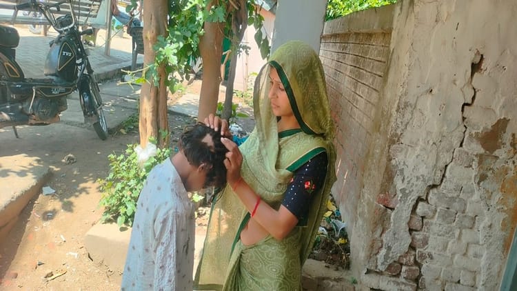 शिक्षक या हैवान: छात्रा को बेरहमी से पीटा, मासूम चीखों से भी न पसीजा दिल; सिर के बाल तक उखाड़ लिए