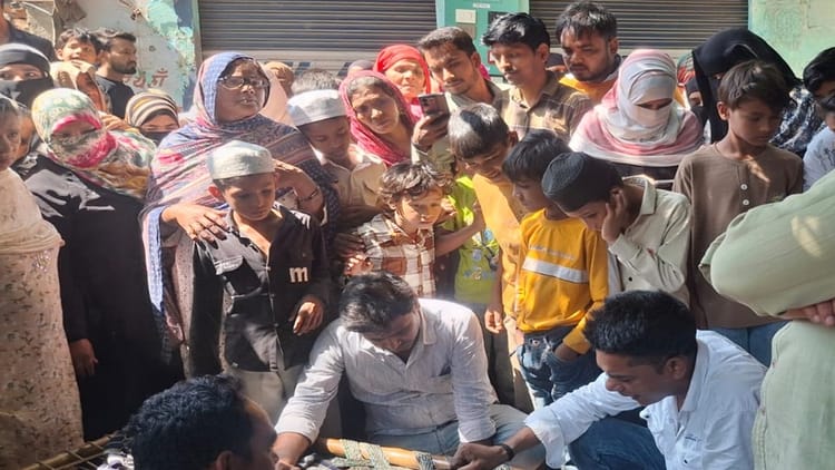 Amroha: तालाब में डूबने से छह वर्षीय मासूम की मौत, 20 घंटे बाद मिला शव, देखते ही बिलख पड़े परिजन