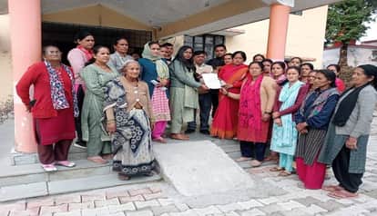 Women protested against the government in Pithoragarh against the liquor shop in Ogla