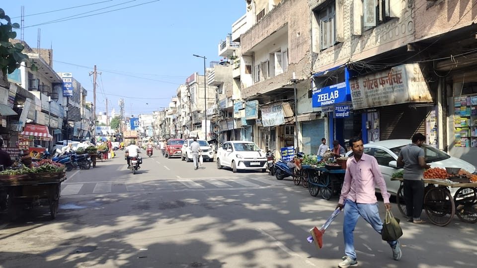 Moradabad: No Parking Facilities from Tarikhana to Deputyganj; Vehicles Parked on the Road