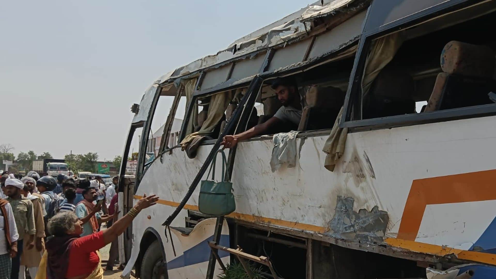 Woman Died 22 Injured in Bus Crash After Vehicle Overturns in Ghazipur on Varanasi-Gorakhpur Four-Lane Highway