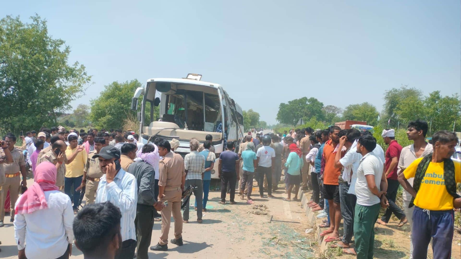 Woman Died 22 Injured in Bus Crash After Vehicle Overturns in Ghazipur on Varanasi-Gorakhpur Four-Lane Highway