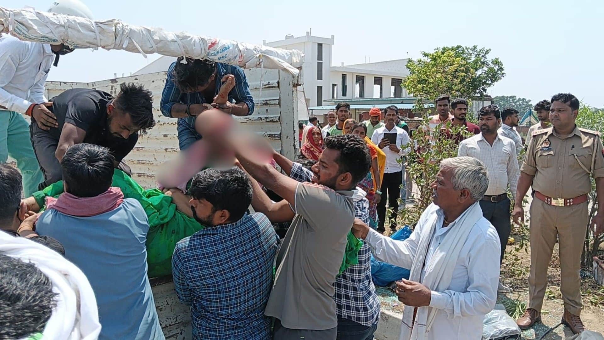 Woman Died 22 Injured in Bus Crash After Vehicle Overturns in Ghazipur on Varanasi-Gorakhpur Four-Lane Highway