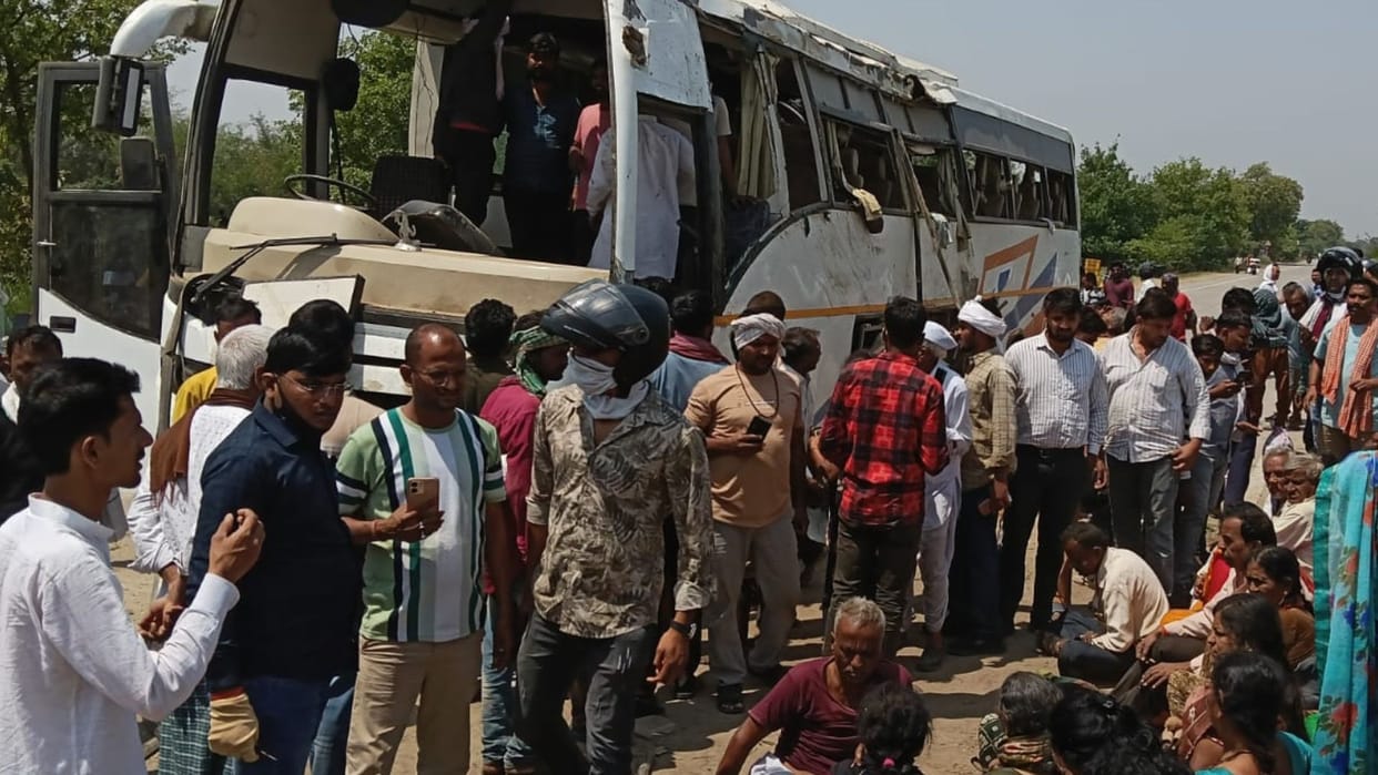Woman Died 38 Injured in Bus Crash After Vehicle Overturns in Ghazipur on Varanasi-Gorakhpur Four-Lane Highway