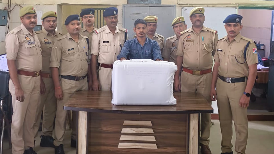 Kanpur: RPF and GRP apprehend smuggler from Bihar; 13.900 kg of ganja worth 15 lakh recovered