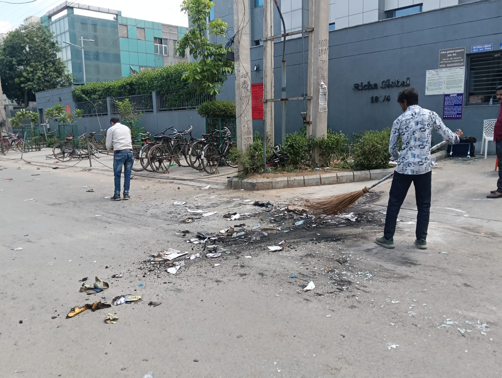 Employees Turn Violent After Lathi Charge in Gurugram 20 Workers Injured