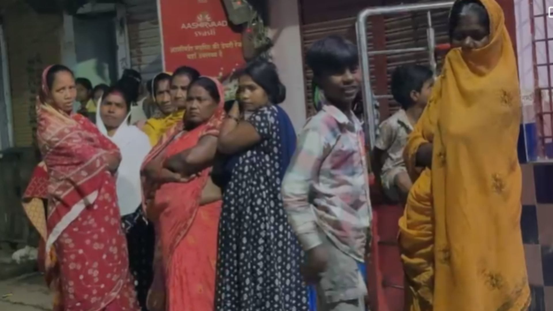 घटनास्थल पर लगी भीड़