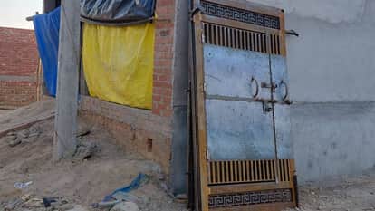 boy died after falls on 300-Kilogram Gate While Playing in Barabanki