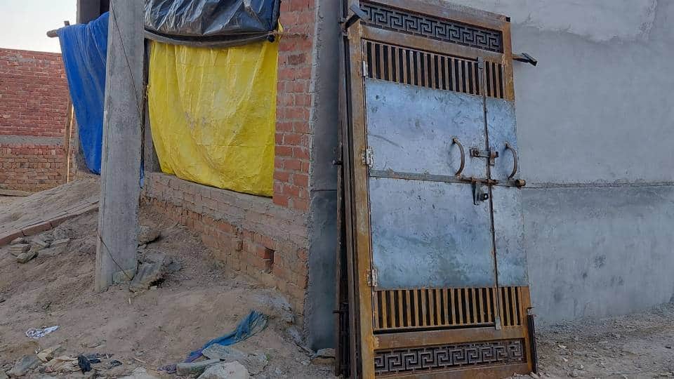 इसी गेट की नीचे दबकर बालक की हुई मौत।