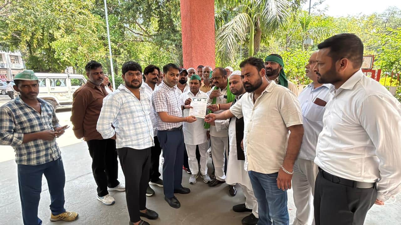 ज्ञापन सौंपते किसान संगठन के कार्यकर्ता