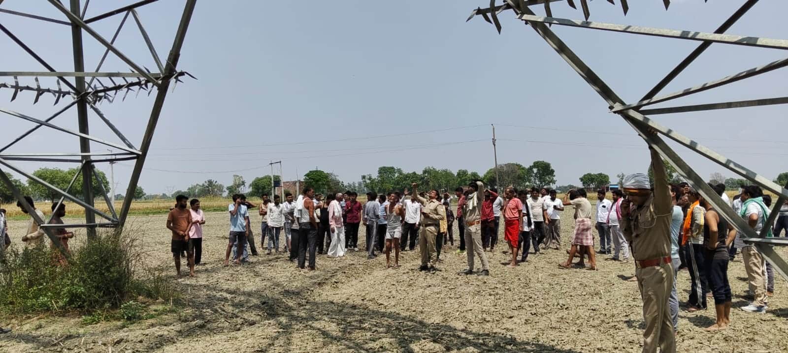 युवक को समझाते पुलिसकर्मी व ग्रामीण