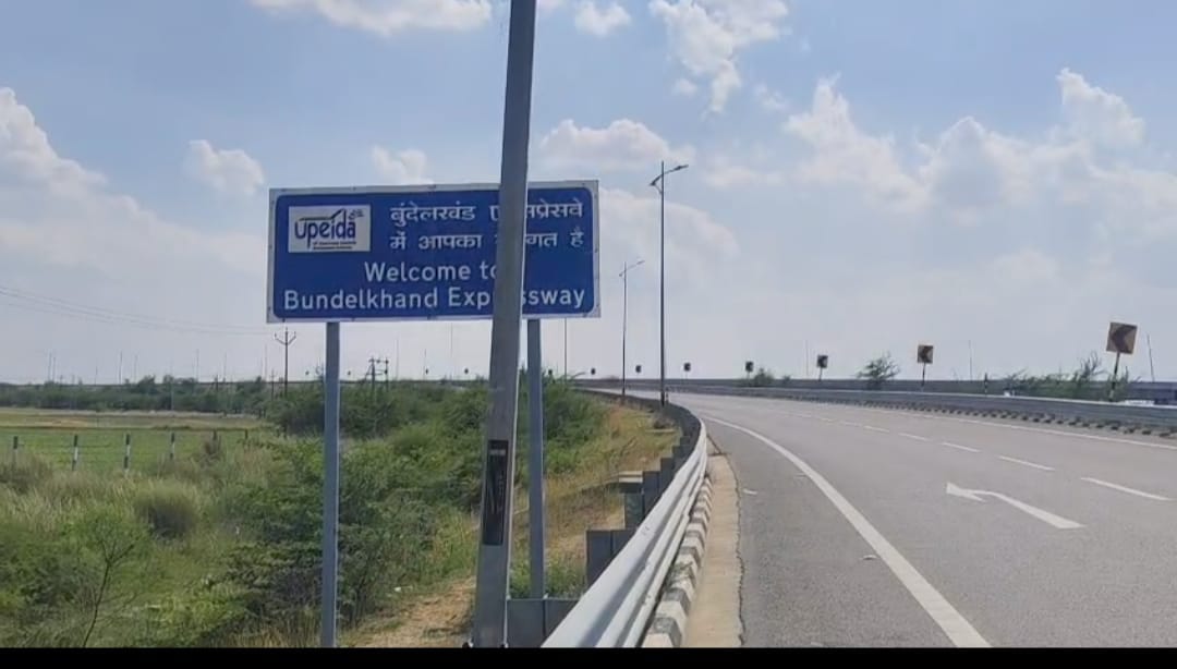 Two Killed, One Injured as Pickup Collides Head-On with Dumper on Bundelkhand Expressway