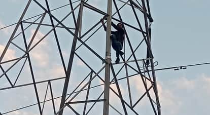 Jalaun Youth Climbs Mobile Tower Insisting on Marrying His Brother in Laws Sister Drama Ensues for Hours