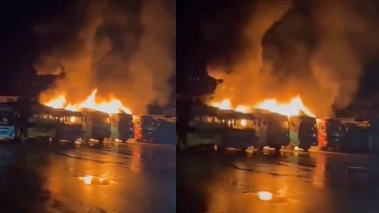 कुपवाड़ा बस स्टैंड में लगी भीषण आग