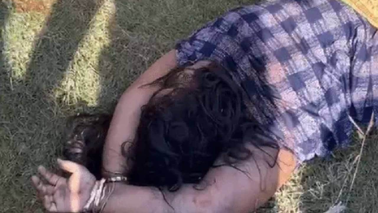 लाश को खेत में फेंका।