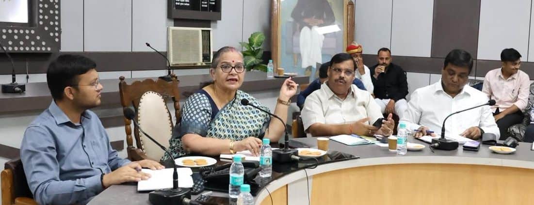 नगर निगम मुख्यालय में अफसरों के साथ बैठक करतीं महापौर सुषमा खर्कवाल व नगर आयुक्त गौरव कुमार।