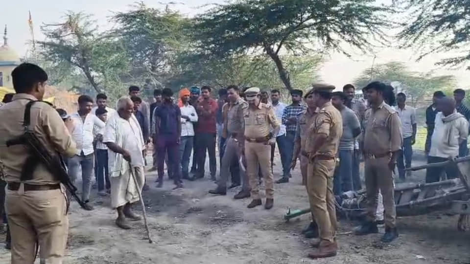 मौके पर लगी भीड़