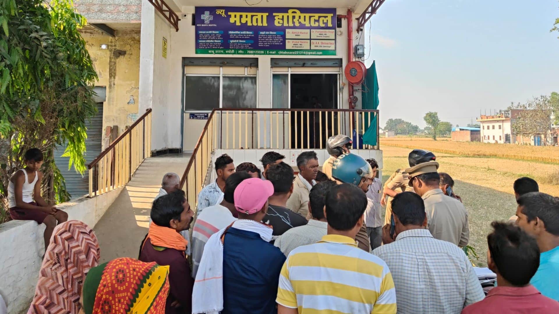 ममता हाॅस्पिटल के बाहर परिजनों से बातचीत करते पुलिस।