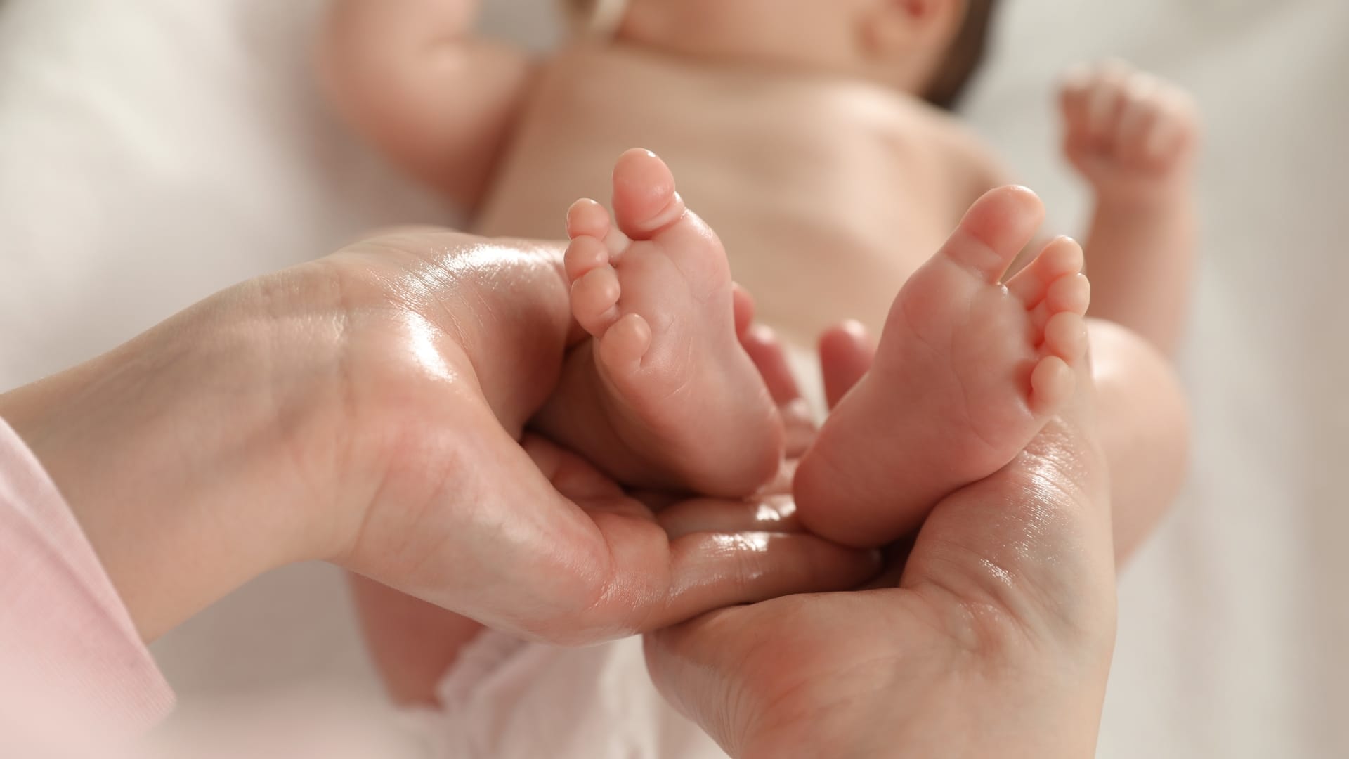 Bijnor: 15-day-old baby sold for ₹5 lakh; parents, female buyer, midwife, and two quacks arrested.