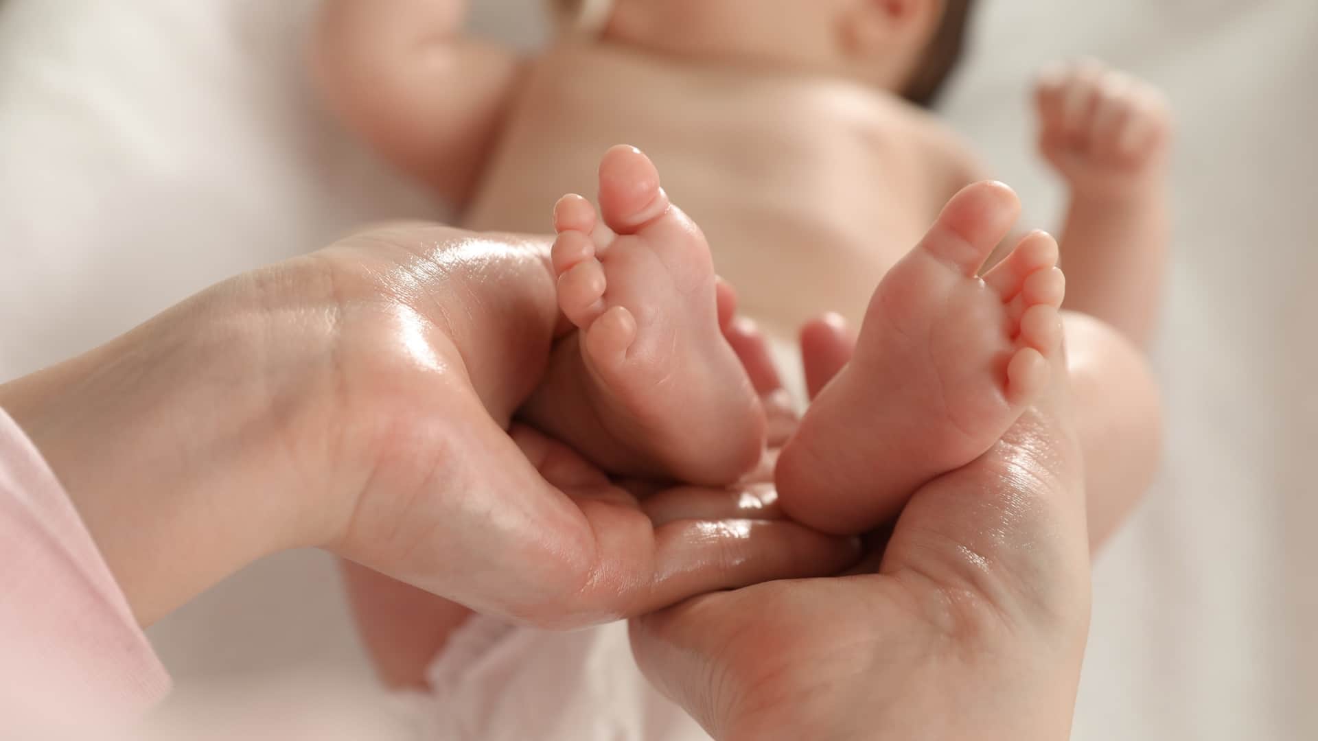 does massage of baby is good or bad kya new born baby ki malish karni chahiye