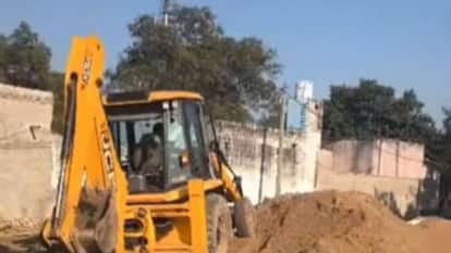 Morena News: Action after forest guard’s death, bulldozer runs over 200 trolleys of illegal sand