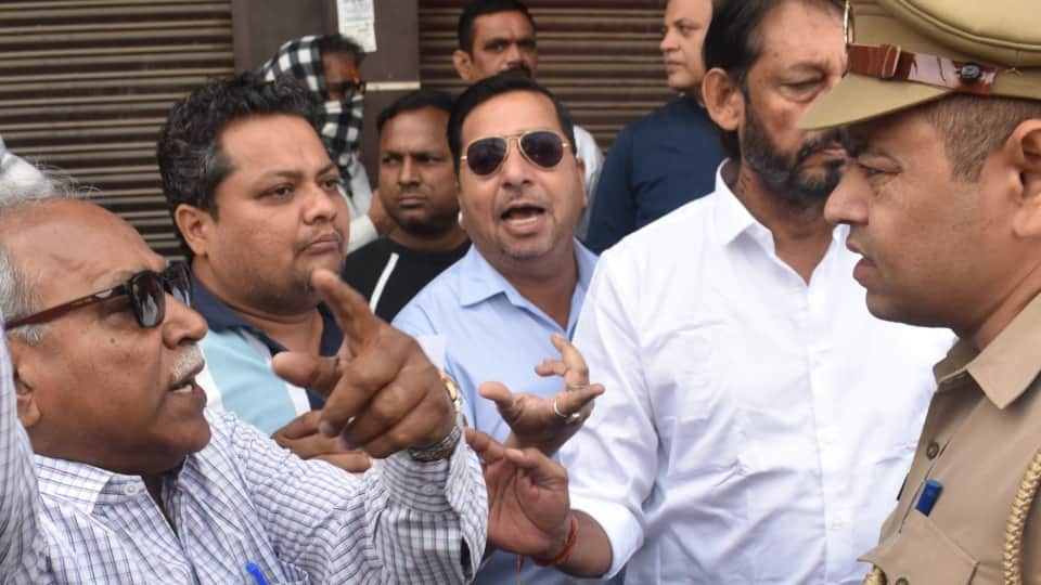 Meerut central market Housing and Development Council sealed 44 establishments in Central Market in Meerut