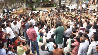 रोते-गिड़गिड़ाते रह गए व्यापारी...: अरमानों पर लगी सील, 40,000 लोगों की रोजी-रोटी नौ घंटे में छिन गई; तस्वीरें Meerut central market Housing and Development Council sealed 44 establishments in Central Market in Meerut