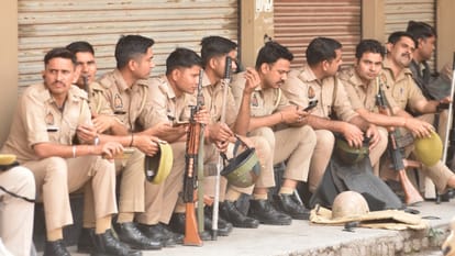 रोते-गिड़गिड़ाते रह गए व्यापारी...: अरमानों पर लगी सील, 40,000 लोगों की रोजी-रोटी नौ घंटे में छिन गई; तस्वीरें Meerut central market Housing and Development Council sealed 44 establishments in Central Market in Meerut