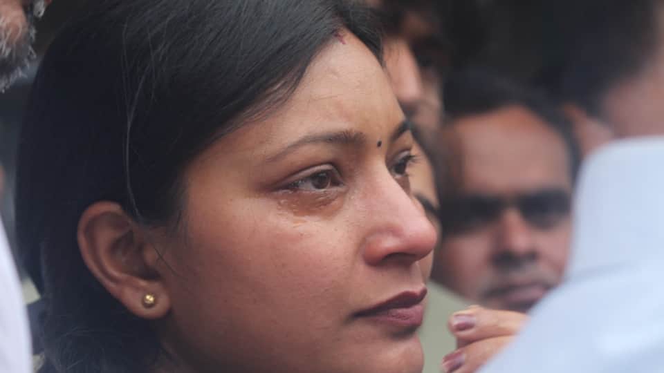 Meerut central market Housing and Development Council sealed 44 establishments in Central Market in Meerut