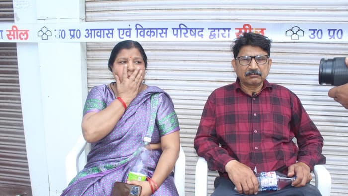 Meerut central market Housing and Development Council sealed 44 establishments in Central Market in Meerut