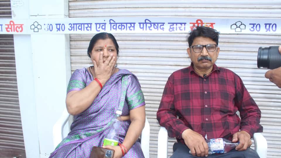 Meerut central market Housing and Development Council sealed 44 establishments in Central Market in Meerut