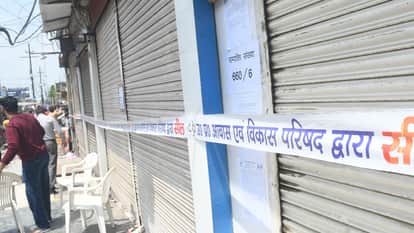 सेंट्रल मार्केट में सील की गईं दुकानें।