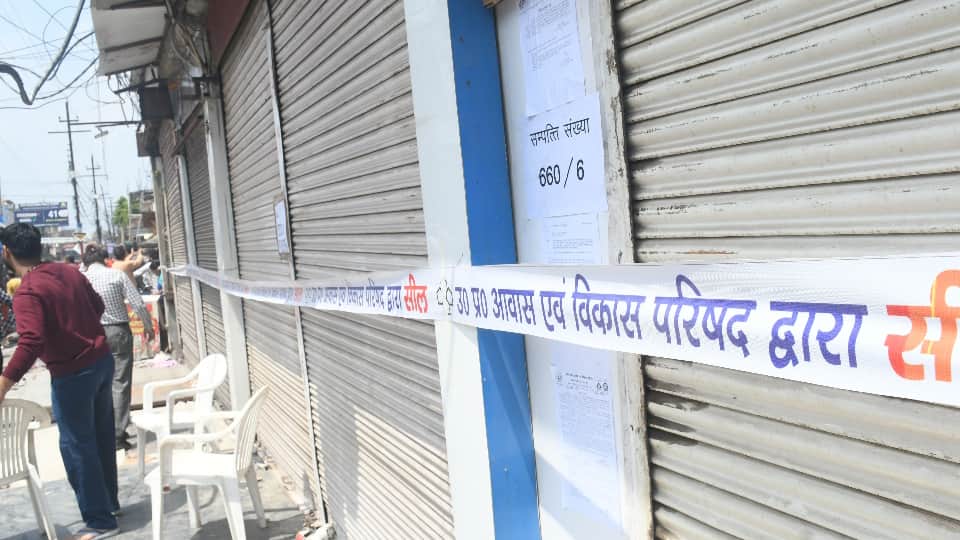 सेंट्रल मार्केट में सील की गईं दुकानें।