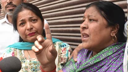 .सेंट्रल मार्केट में सीलिंग प्रक्रिया के दौरान रोती-बिलखती महिलाएं