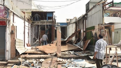 रोते-गिड़गिड़ाते रह गए व्यापारी...: अरमानों पर लगी सील, 40,000 लोगों की रोजी-रोटी नौ घंटे में छिन गई; तस्वीरें Meerut central market Housing and Development Council sealed 44 establishments in Central Market in Meerut
