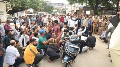 रोते-गिड़गिड़ाते रह गए व्यापारी...: अरमानों पर लगी सील, 40,000 लोगों की रोजी-रोटी नौ घंटे में छिन गई; तस्वीरें Meerut central market Housing and Development Council sealed 44 establishments in Central Market in Meerut