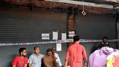 रोते-गिड़गिड़ाते रह गए व्यापारी...: अरमानों पर लगी सील, 40,000 लोगों की रोजी-रोटी नौ घंटे में छिन गई; तस्वीरें Meerut central market Housing and Development Council sealed 44 establishments in Central Market in Meerut