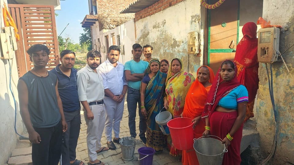 women protest against water crisis in agra