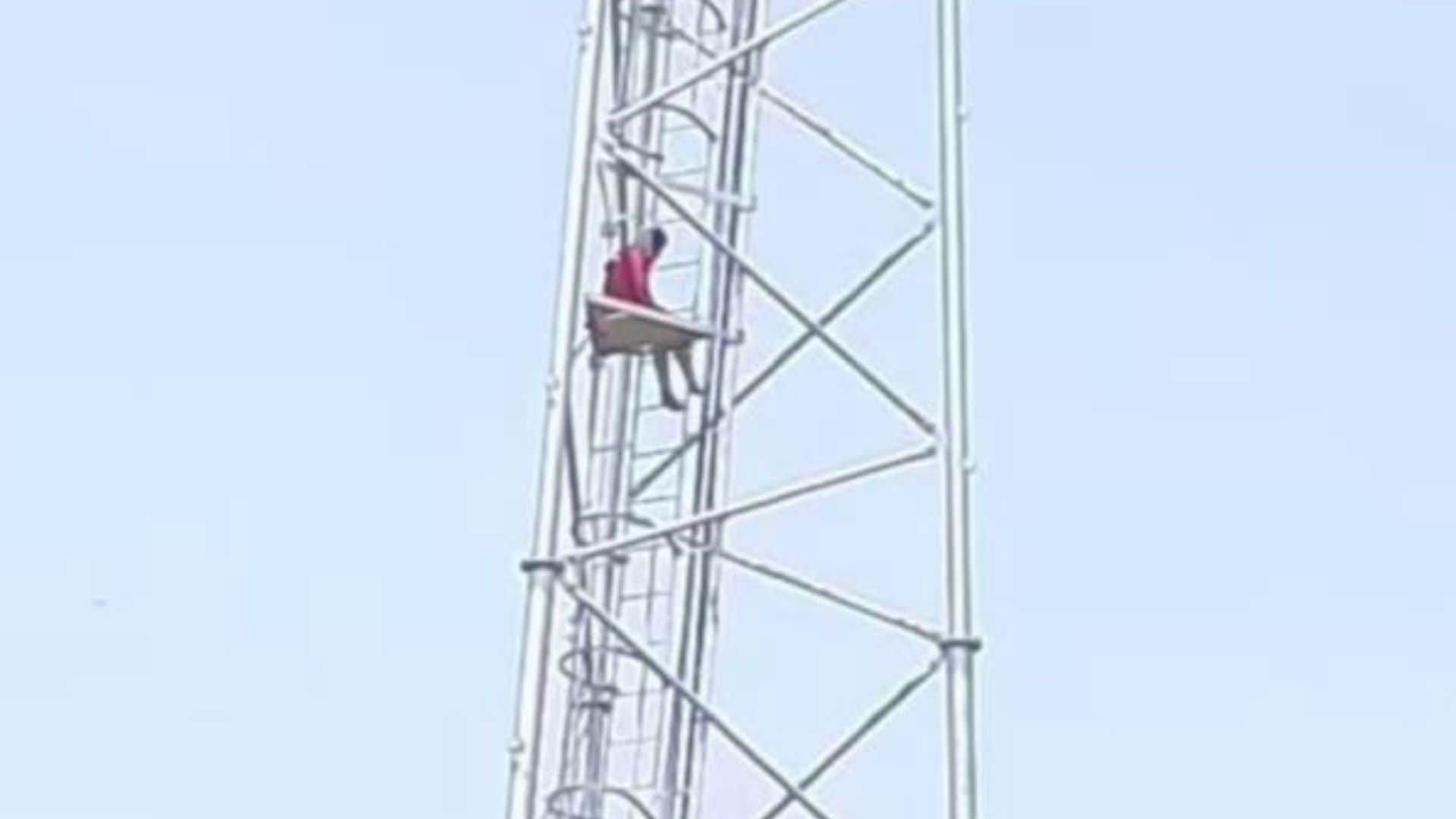 प्रेमी के लिए टावर पर चढ़ी किशोरी।