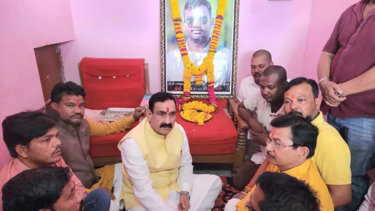 Datia: Former Home Minister meets the victim's family of deceased councilor Kallu