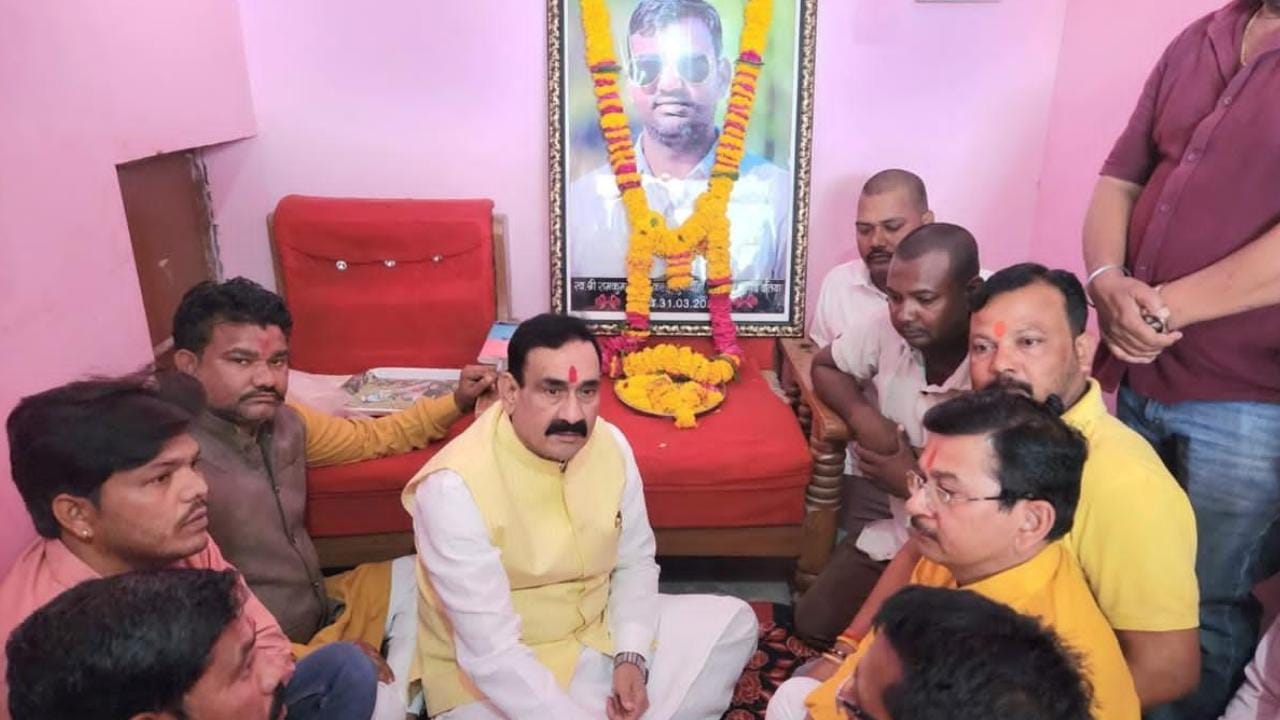 पीड़ित परिवार से मिलते पूर्व गृहमंत्री नरोत्तम मिश्रा।