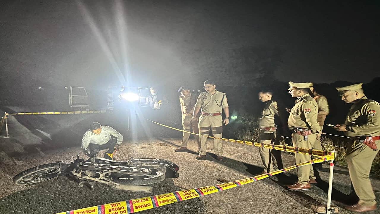 मुठभेड़ स्थल पर जांच करती पुलिस टीम