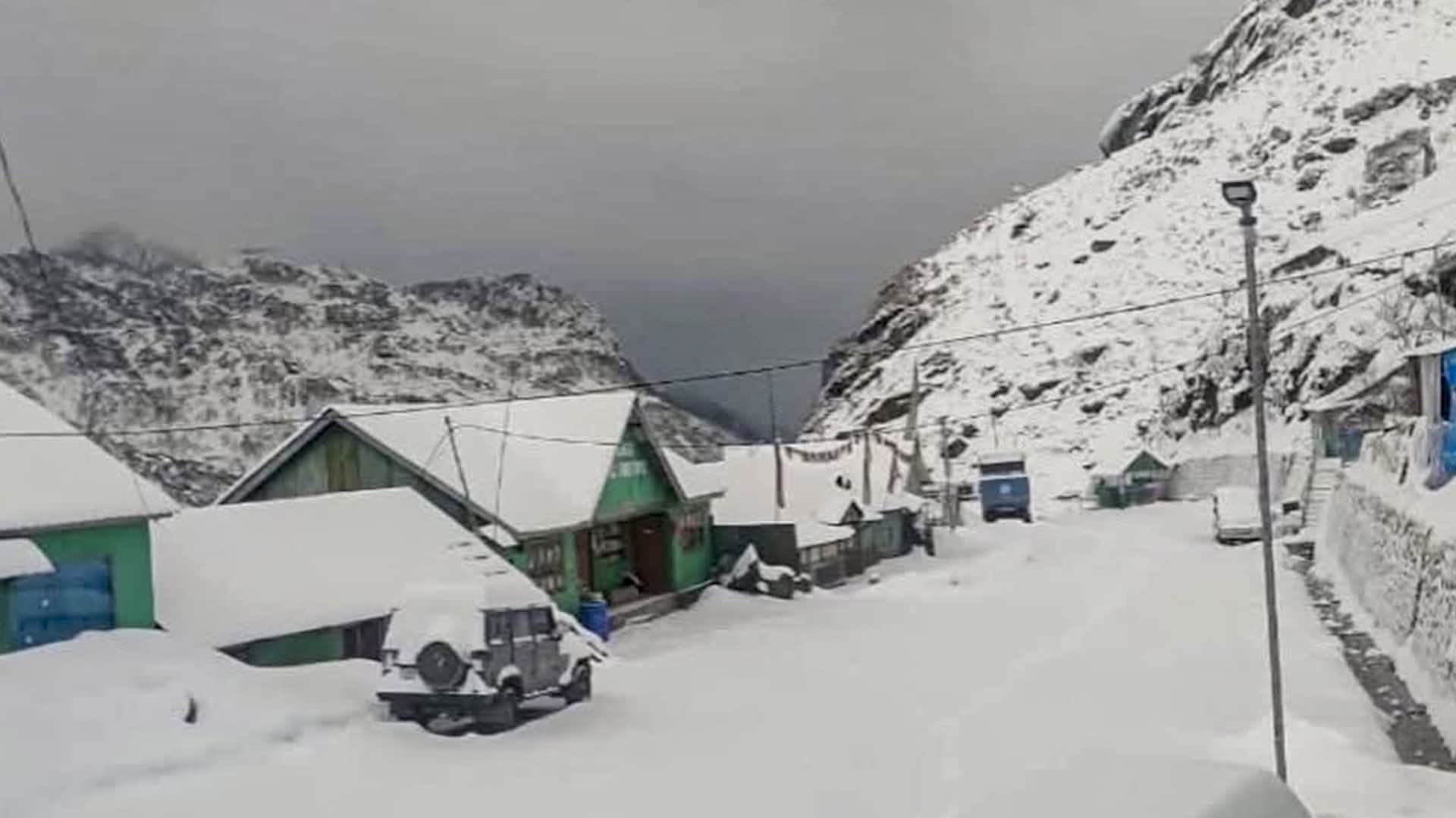 सिक्किम में भीषण बर्फबारी।