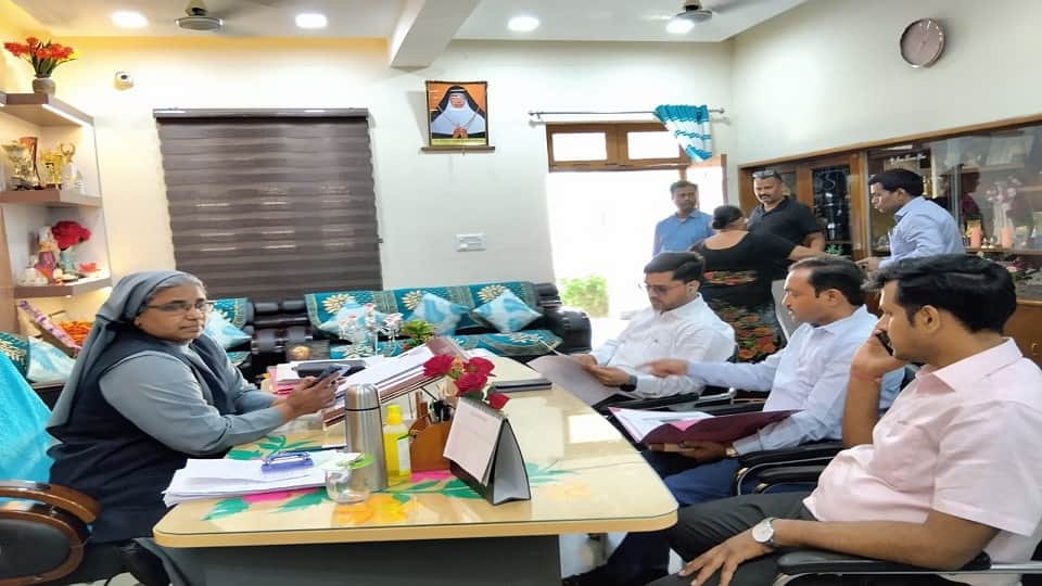 स्कूल में निरीक्षण के दौरान उपस्थित जिला बेसिक शिक्षा अधिकारी जितेंद्र गोंड।