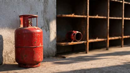 Workers are migrating from Greater Noida due to shortage of cylinders and inflation