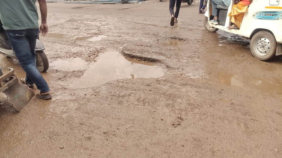 सड़कें बदहाल