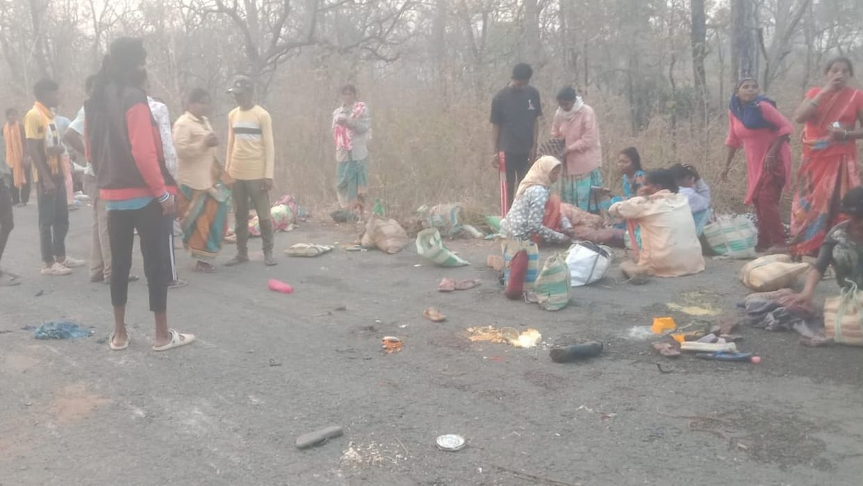 bordar par majduro se bhari pikap palati darjanbhar ghayal