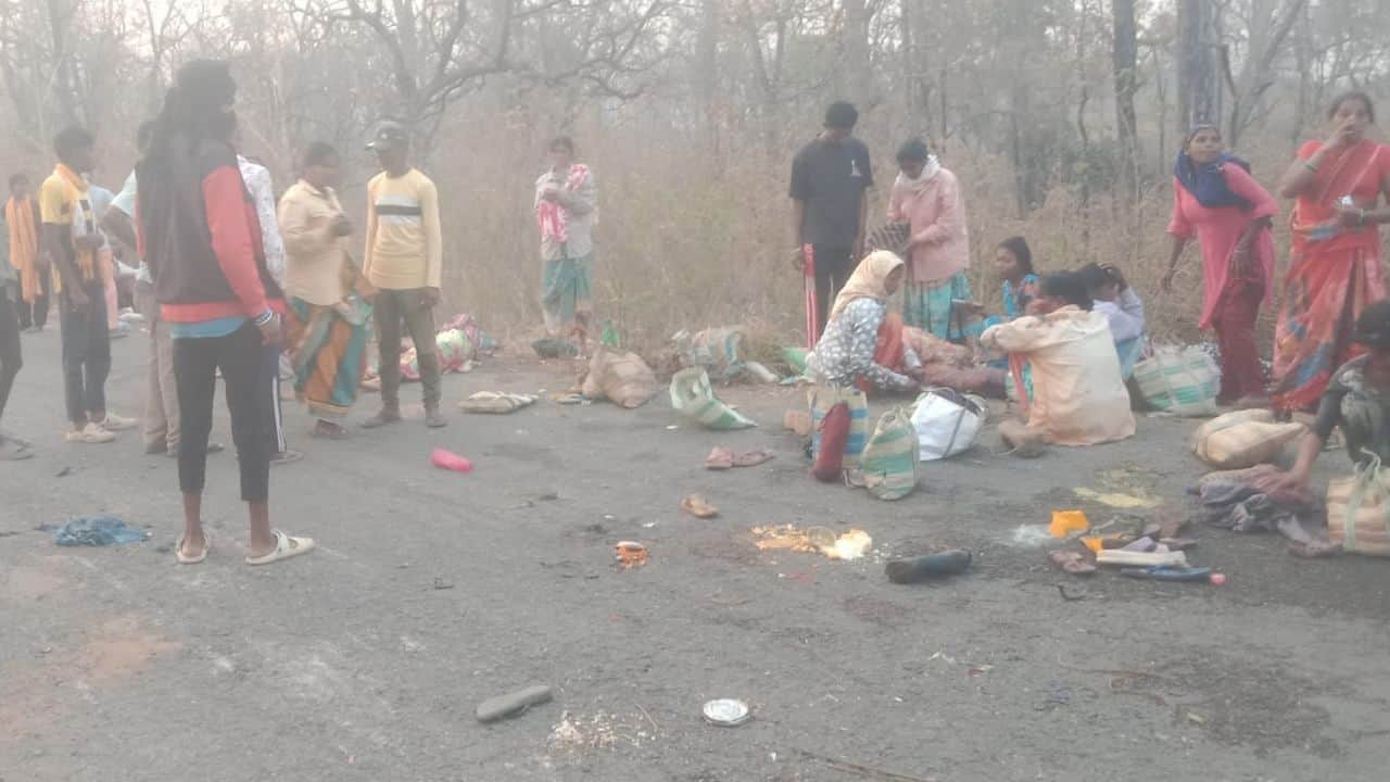 सड़क हादसे में करीब 12 मजदूर घायल