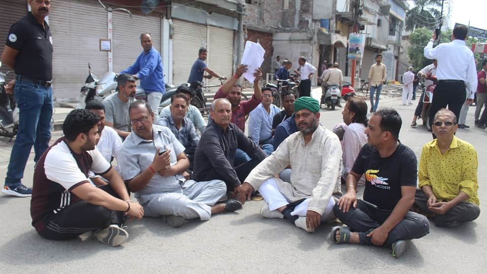 Central Market Meerut: Engineer was slapped, it was heavy, it became the reason for destruction of the market,