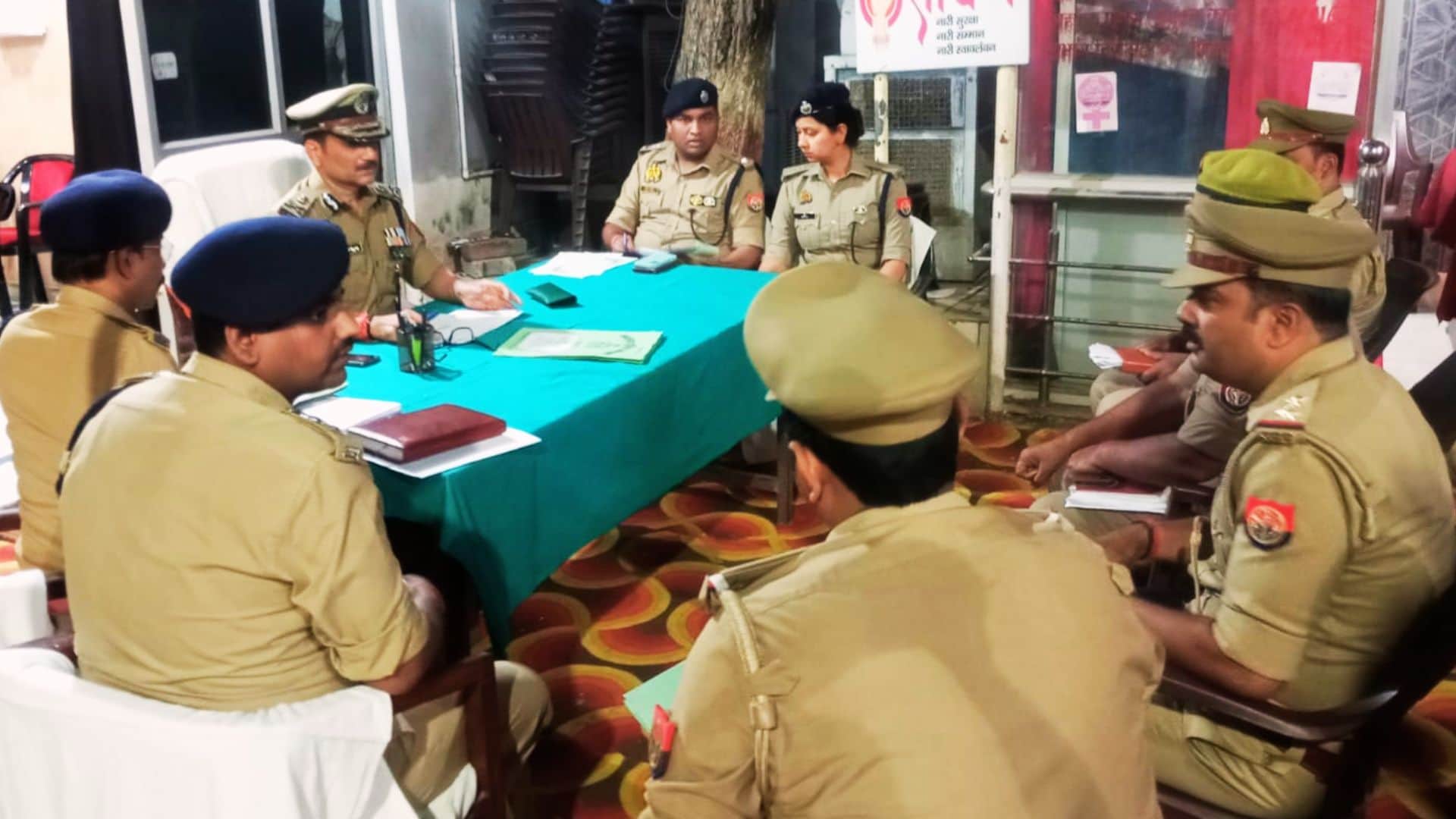 शिवपुर थाने में कार्यों की जानकारी लेते सीपी मोहित अग्रवाल।